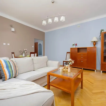 Atmospheric And Spacious In For 3 People By Renters Daire Varşova