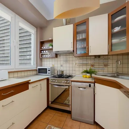 شقة Atmospheric And Spacious In For 3 People By Renters