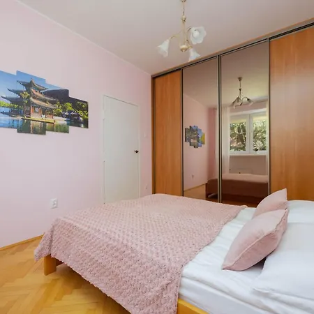 Atmospheric And Spacious Apartment In Warsaw For 3 People By Heyrent *